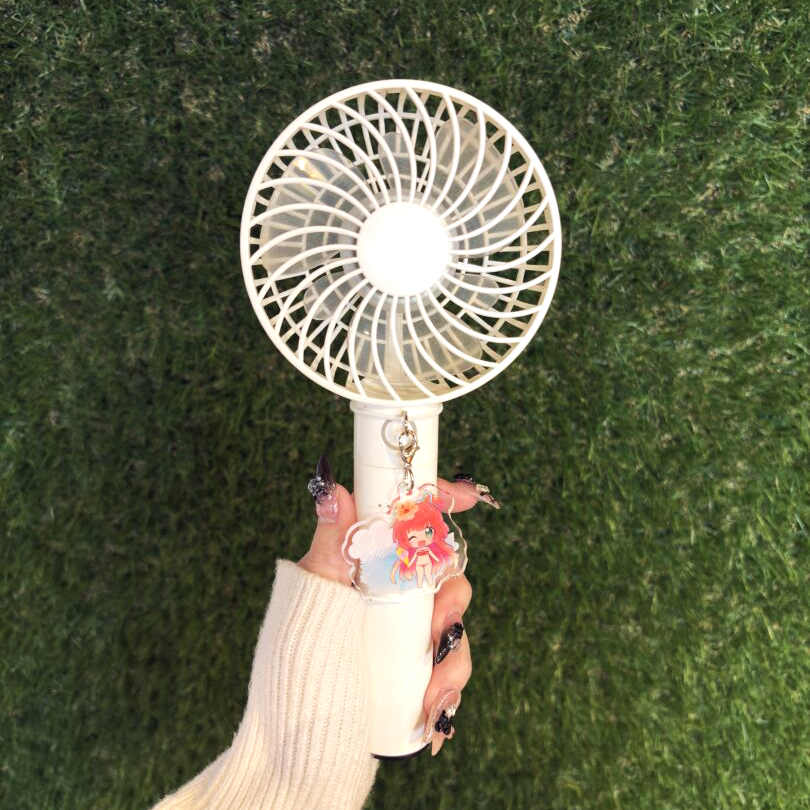 目印チャームを扇風機に付けた写真